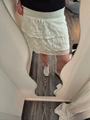 Vit volangkjol med broderade blommor - jättesöt kjol