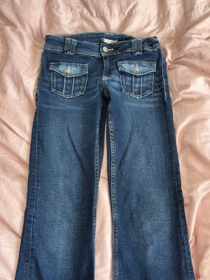 lågmidjade bootcut jeans - Säljer dessa söta lågmidjade bootcut jeansen ifrån Gina Tricot Young i storlek 164 (xxs/xs) 💓 byxorna har extremt söta fickor och är perfekt till vardags! Packas och postas säkert!📦💓