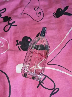 Tommy girl 100 ml - Lite mer än halva kvar. Ok skick. 