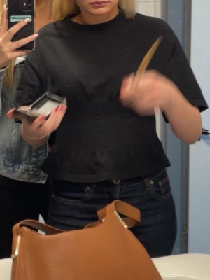 Svart croppad topp med volangkant - Säljer gullig tröja ifrån Gina tricot. Använd ett par gånger men kommer ej till användning längre🌟(säljs ej längre)