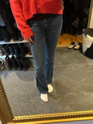 Gina jeans  - Snygga bootcut jeans från Gina Tricot, passar mig som är runt 170cm. Säljer eftersom jag inte använder de men de är i bra skick. Skriv för fler bilder 🩷