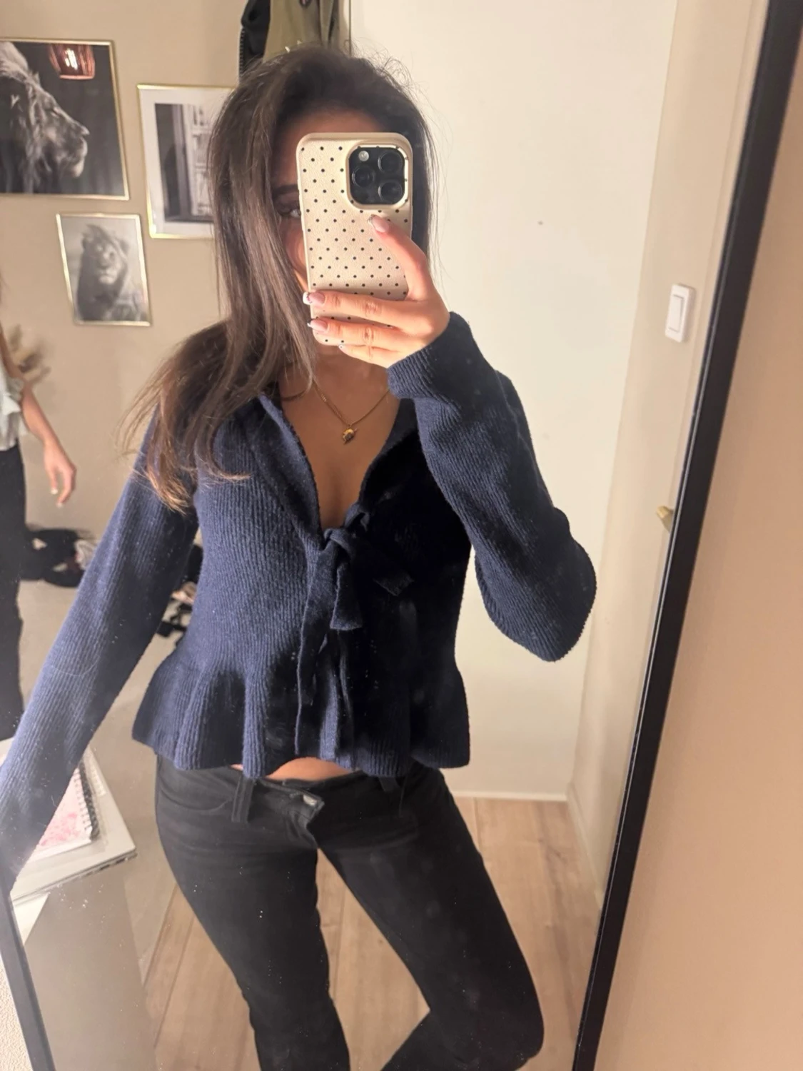 stickad tröja med volang och knyte - 1