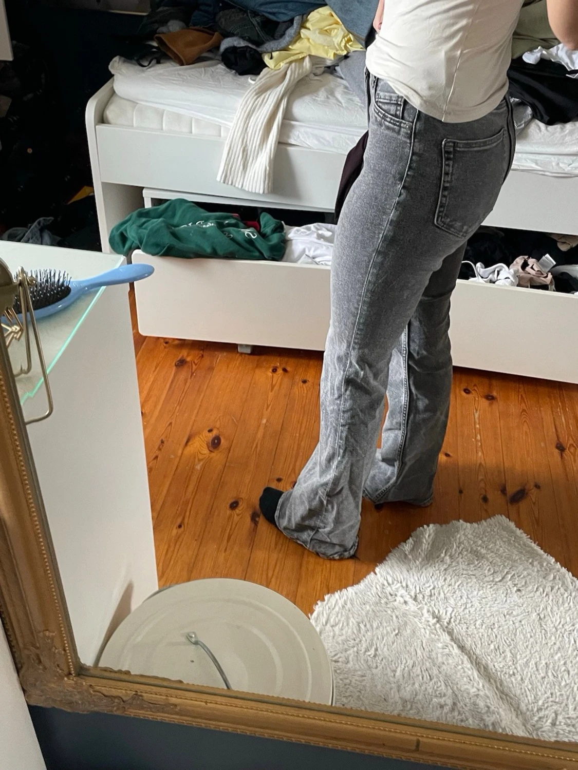 Grå bootcut jeans med hög midja - 2