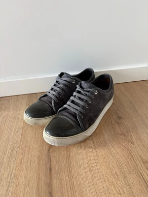 Lanvins, Grå - Tjena säljer ett par elephantgrey lanvins. Storlek UK 8-> vilket motsvarar EU 42-43. Skorna är använda men går helt klart att fräscha upp! Ingen box+dustbag följer med.🙌