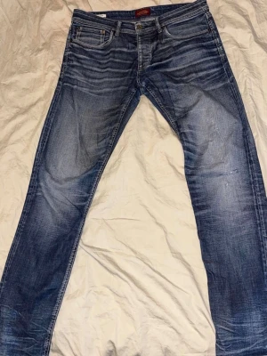 Jeans slim fit  - Tja! Säljer ett par brutala jeans limiterade från Jack n Jones modellen heter slim Glenn, helt brutala fades, total selvedge look. Jeansen är i toppskick! Storleken är 34:34 skulle säga att de är 32/33 typ 