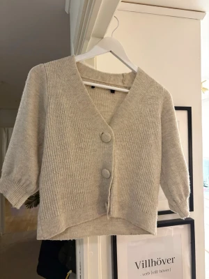 Beige stickad - Jättesöt trekvartärmat stickad tröja med stora knappar!💕