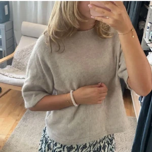 Other stories tröja - Säljer denna super snygga tröja från & other stories då den inte kommer till användning💖