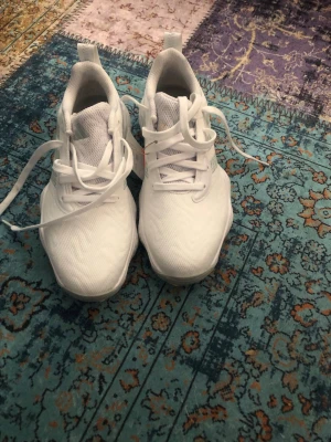 Vita Adidas sneakers med gula sulor - Fräscha vita sneakers från Adidas med mesh-ovandel och coola detaljer på sidorna. Sulan är ljusgrå med gula mönstrade dobbar undertill för extra grepp. Skorna har klassisk snörning och en sportig vibe som passar perfekt till streetwear. Dessa passar för golf med ☺️