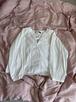 broderad blus zara - Säljer denna vita fina broderade blus ifrån Zara 🌷 perfekt nu inför våren och sommaren! Blusen är i strl S och sitter väldigt fint på! Denna finns inte längre på hemsidan, och köptes för ca 300kr!💓 den har inga defekter! Tar bud vid snabb affär! Packas och postas säkert! 📦