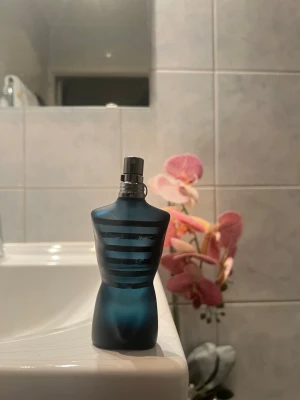 jean paul gaultier ultra male 40 ml - jean paul gaultier ultra male parfym, ca 20 ml kvar.