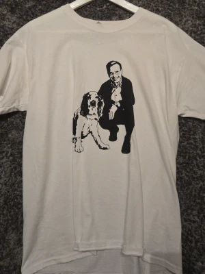 Vit t-shirt me Ulf Kristersson - Rolig vit t-shirt med Uffe på😁 Beställde den på en "gör din egna tröja" hemsida men har aldrig kommit till användning, säljer därför denna till ett billigt pris👍 Passar S/M 
