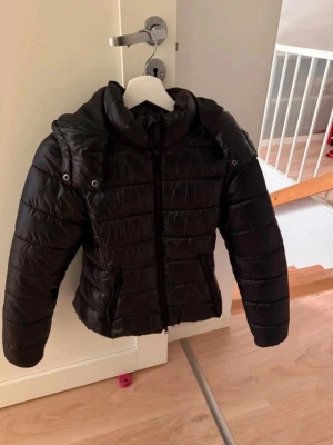 Vinter jacka  - Jacka nikki från lager 157 storlek xss har lite små trådar som hänger ut men inget som syns om man it kollar noga. Är använd men i bra skick. Älskar den men är tyvärr för liten