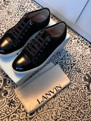 Lanvins  - Säljer ett par helt nya lanvins i storlek UK10 (EU44), cond 10/10 endast varit testade. Kommer med OG box och dustbag!