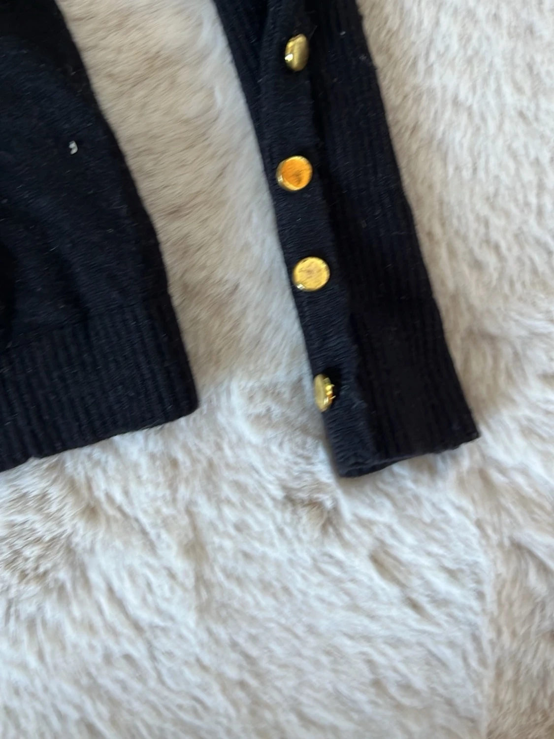 Svart polotröja med guldknappar - 1