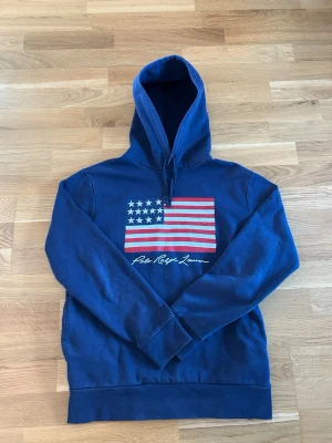 Polo Ralph Lauren hoodie - Säljer en Polo Ralph Lauren hoodie i mycket gott skick, hör av er vid frågor
