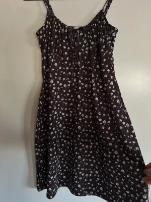 Brun blommig sommarklänning Bubbleroom - Jätteskönt och mjukt material, perfekt nu till sommaren. Storleken är L men sitter bra även ifall man har mindre storlek!