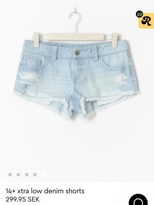 Ljusblå slitna jeansshorts - Säljer ett par ljusblå jeansshorts med fransiga kanter och slitna detaljer från Gina. Använda några få gånger och i bra skick. Nypris 299 kr. Storlek: S. Midjemått tvärs över: 41 cm. Skicka ett meddelande om du har några frågor💕