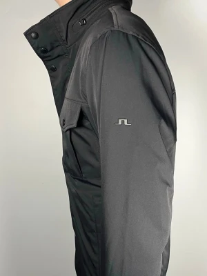 J.Lindeberg field jacket - Säljer en riktigt snygg och trendig J.Lindeberg field jacket i nyskick, storlek L, vid frågor är det bara att skriva //Gramenti