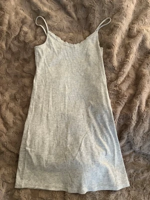 Ljusgrått nattlinne med spets - Säljer ett ljusgrått nattlinne från H&M med spetskant. råkade köpa två så har därför nästan aldrig använts ❤️ passar s/xs
