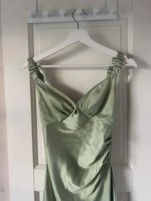 Nîmes slip dress - adoore klänning - Säljer min finaste adoore klänning då den är för liten för mig 🩷 den är endast testad och med alla lappar kvar, nypriset är 1395kr därav högre pris. Fin ringning och med räfflade band. Perfekt till bröllop, bal, midsommar, fest eller utomlands!priset kan sänkas vid snabb affär! 😙