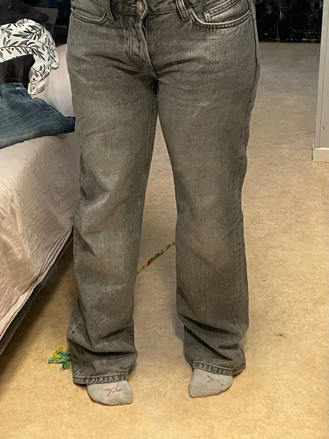 Gråa loose jeans med låg midja  - 1