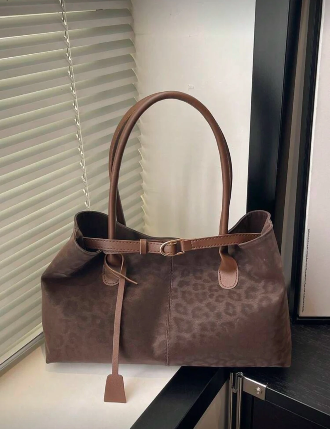 Brun handväska med leopardmönster