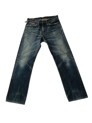 Edwin Selvage Jeans Slim Straight - Säljer dessa Edwin Selvage Jeans! Storlek W31 L30. Passformen är Slim Straight. Hör gärna av dig om du har några frågor ✌️  Mått: Midja 40 cm - Grenhöjd 26,5 cm - Lårvidd 24 cm - Innerbenslängd 76 cm - Ytterbenslängd 99,5 cm - Benöppning 20 cm