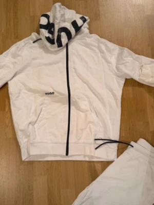 Hugo hoodie Söker!! - Söker denna hugo Hoodien akut skriv om du har! i storlek S eller Xs