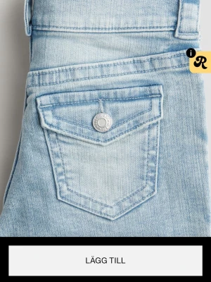 Ljusblå bootcut jeans med fickdetalj - Hej,säljer ett par blå bootcut jeans som jag inte använder. De passar mig som är ca 165 och brukar ha XS-S. Skriv om ni har några frågor🩷