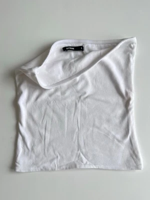 Vit offshoulder tubtopp från BikBok, stl S - Stilren vit tubtopp (offshoulder) från BikBok. Clean och tidlös look som passar perfekt nu till våren och sommaren. Mycket bra skick, knappt använd.