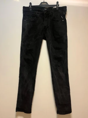 UNIKA REPLAY JEANS! - LYSTRING!! Säljer nu dessa sjukt feta och unika replay jeans! Har aldrig sett något liknande när det kommer till tvättningar. De har tvättningar i ett ”blixtmönster”. Storlek 32/32. Riktigt bra skick. Pris kan diskuteras. Hör av dig vid minsta lilla fundering!