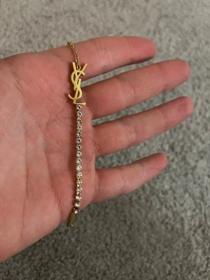 YSL Armband  - Aldrig Använd ✔️, Guld färg ✔️, Skickas inom 1 dag 🚀, Kontakta gärna för mer info ☺️