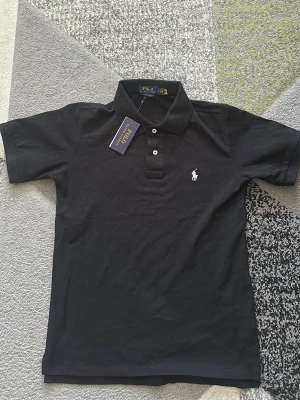 Ralph lauren pike - Säljer en helt ny Ralph lauren pike, storlek S.