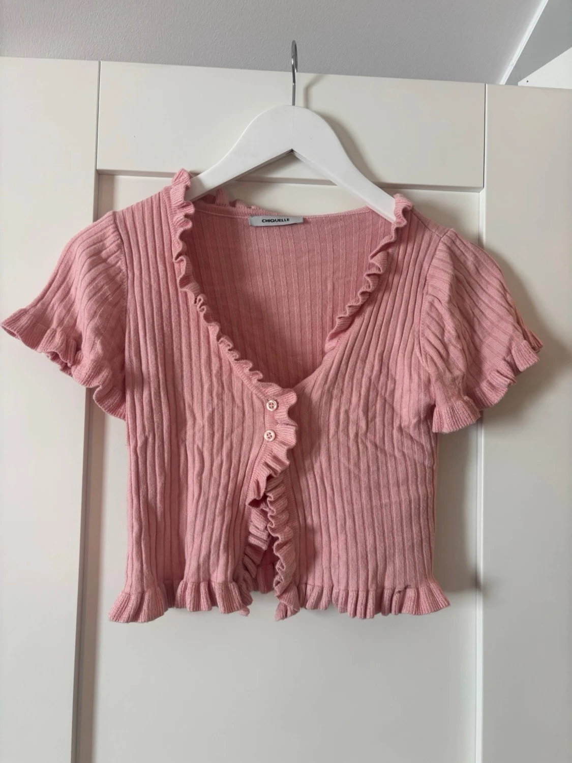 Rosa ribbad croppad topp med volang