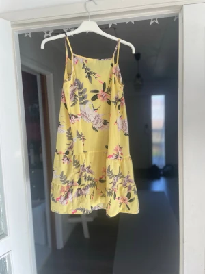 Vacker klänning - En vacker klänning ifrån Name it i storlek 152. Är i väldigt bra skick, knappt använd. Kontakta mig om du har några frågor 💕