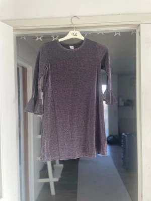 Svart glittrig klänning - En svart glittrig klänning från Lindex i storlek 146-152. Är i mycket bra skick, knappt använd. Kontakta mig om du har några frågor❤️