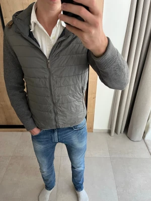 Grå cardigan jacka från Massimo Dutti - Sjukt snygg cardigan jacka från Massimo Dutti i väldigt fint skick 😁 ——————————————————————————                                                          📐| Storlek: L                                                           👖| Märke: Massimo Dutti                                      🔎 | Skick: Väldigt bra                                             ✍🏻 | Skriv om du har några frågor