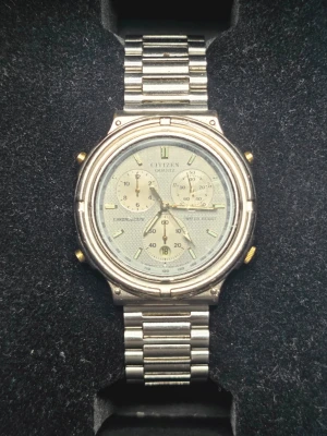 Citizen Quartz kronograf herrklocka  - En Citizen Quartz kronograf herrklocka. Den gick för någon timme sedan vid skrivande stund och fungerar troligen efter batteribyte. Stilren och elegant klocka som passar i många sammanhang, men bör inte utsättas för mycket vatten. Vid tidsinställning kan den bete sig lite konstigt och kan därför behöva service, därav priset. Medföljer en icke-original Citizen-låda. Åtgärder: rengjord klocka och armband, glaset polerat för att minska repor. Möjligt reparationsobjekt. ⌚