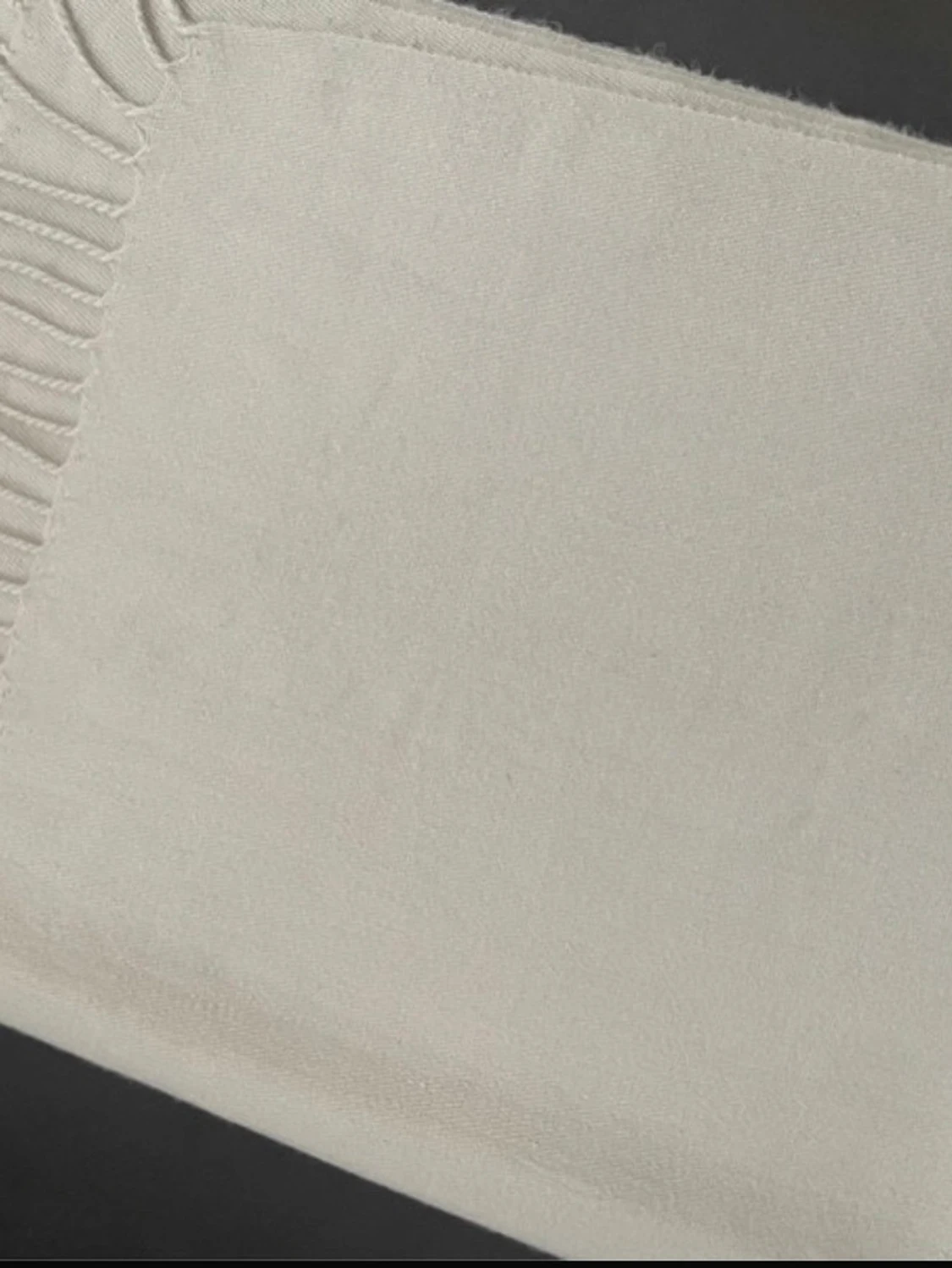 Beige mjuk halsduk med fransar