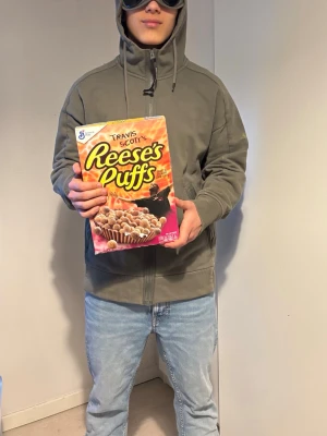 Mörkgrön CP company jacka - En fett CP company hoodie med dem iconiska gogglesen.                                                                          CP company jackan är köpt i den officiella affären 🚨Tyvärr saknas kvitto men QR coden funkar            🚨Nypris 2499 men säljer för 749kr