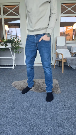 Replay jeans - Snygga Replay jeans, modell Anbass, i storlek 32/30, men skulle säga att de är längre än L30. Skriv om du undrar något 😁 Observera att de är lite slitna vid högra fickan.