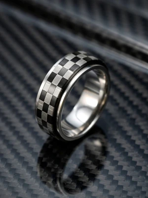 Ring rutig roterande - Roterande ring i rostfritt stål med svartvitt rutmönster, stresslindrande. Storlek 10