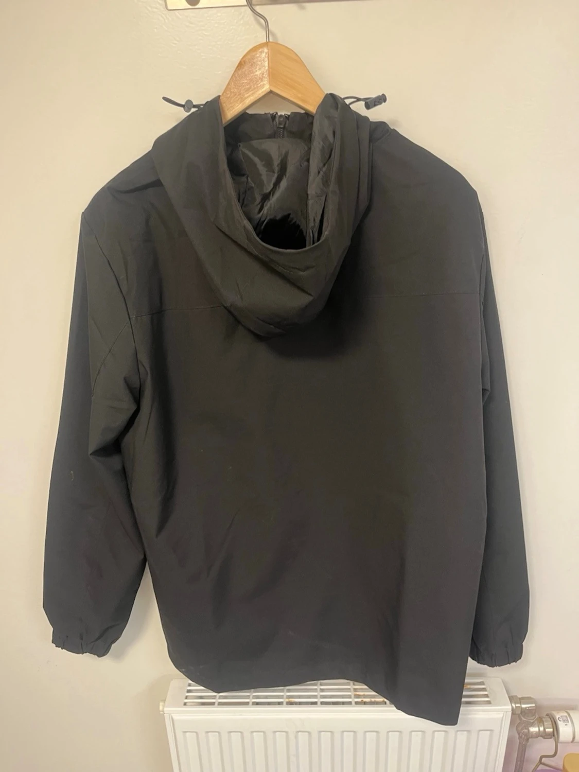 Svart vindjacka med huva - 1