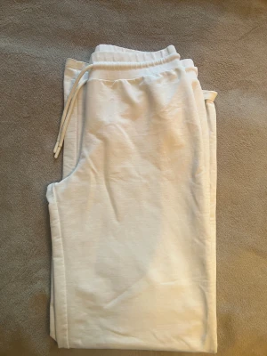 Byxor  - Säljer dessa vita byxorna från lager 157 har använt dem en gång men dem är för långa för mig så dem är lite smutsiga där nere men man ser inte det när dem är på (priset går att diskutera) // nytt pris tror 200 kr 🩷