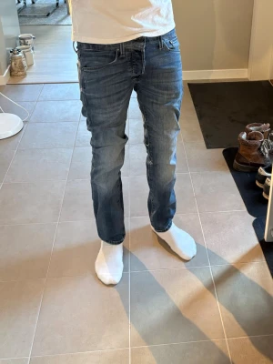 Jack and Jones Glenn - Säljer dess snygga Jack and Jones jeans. Jag säljer de för att de tyvärr blivit små. De är i storlek W27 L30. Ganska bra skick. Kontakta vid frågor!