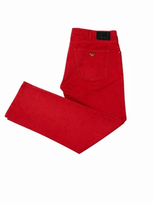 Röda vintage Armani jeans – Herr strl 38 – Statement piece 🔥 - Säljer ett par riktigt snygga röda vintage Armani jeans i herrstorlek 38. Klassisk modell med bakficka med logodetalj och svart AJ-patch baktill i midjan.  Jeansen är i använt men gott skick – inga större defekter, bara normalt slitage som hör till vintage och ger dem extra karaktär. Färgen är fortfarande stark och gör dem till ett perfekt statement-plagg.  Passar dig som gillar retro, street eller vill sticka ut med färg. Funkar lika bra uppklätt som mer casual. 