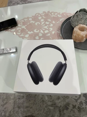 Apple AirPods Max hörlurar svart - Snygga och moderna Apple AirPods Max i svart med over-ear design. Hörlurarna har en stilren metallbåge och mjuka öronkuddar i mesh-tyg för extra komfort. Levereras med Smart Case för enkel förvaring. Pris kan diskuteras, hör av er vid minsta lilla fråga 