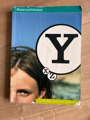 Matematikboken Y - Matematikboken Y är en kursbok i matematik för grundskolan, skriven av Lennart Undvall, Kristina Johnson och Conny Welén. Perfekt för dig som pluggar högstadiets matte. Baksidans pärm är trasig men hela och fina sidor.