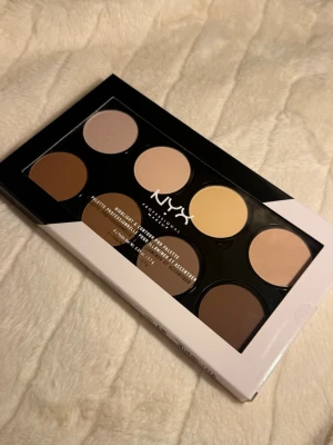 NYX Highlight & Contour Pro Palette - • Helt ny oöppnad Highlight & Contour Pro Palette • 8 olika nyanser för highlights och Contour  • Nypris: 349kr • Köpt på kicks • Pris kan diskuteras via DM
