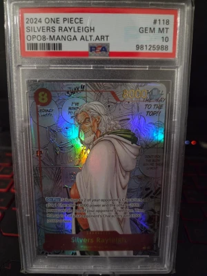 One Piece Silvers Rayleigh Manga Alt.Art - Säljer ett samlarkort från One Piece med Silvers Rayleigh i manga alt.art-utförande. Kortet har holografiska detaljer och är graderat av PSA. Motivet visar Rayleigh i vit mantel med gröna inslag och bakgrund med manga-paneler.